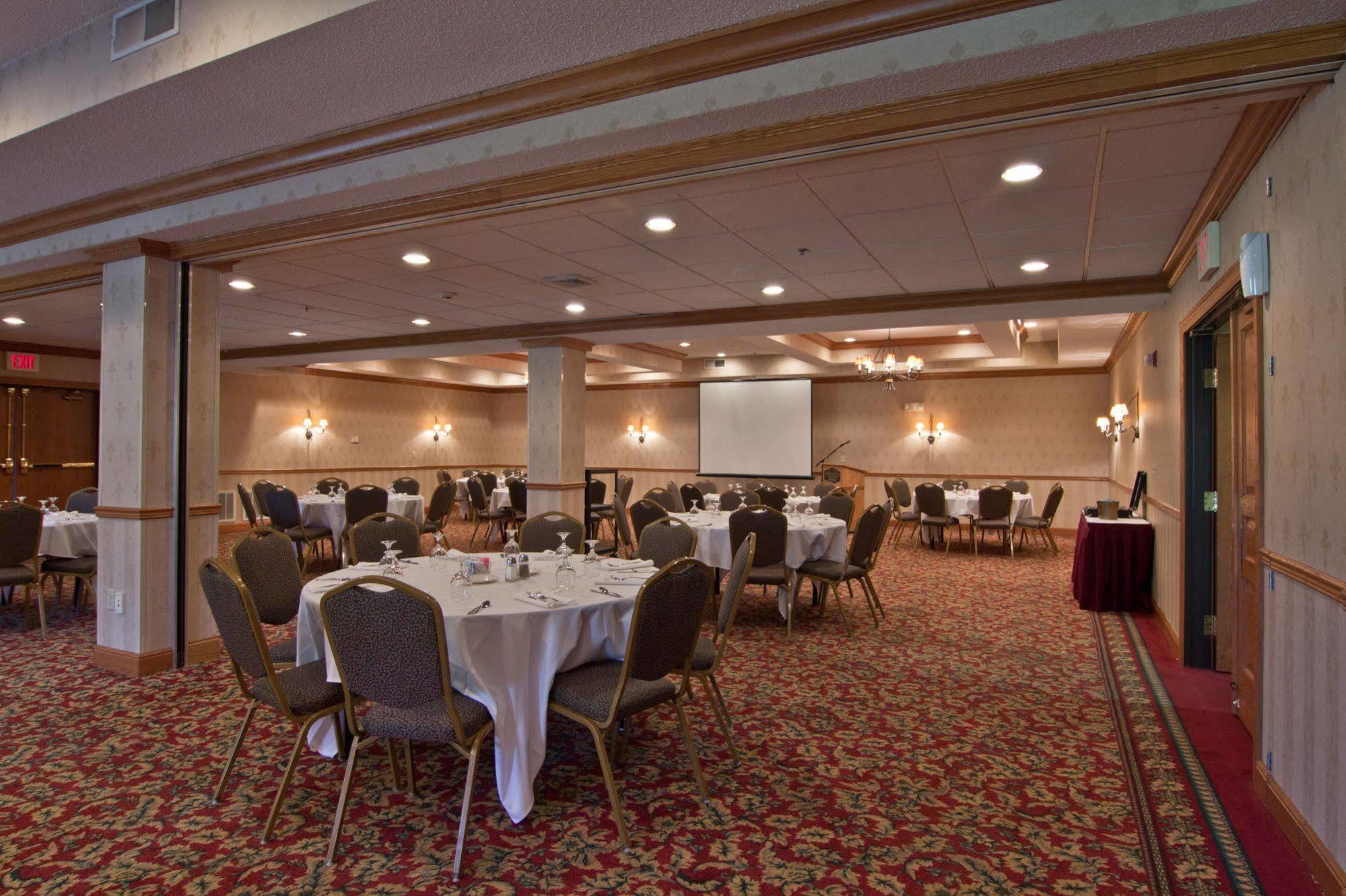 Hotel Village & Coshocton