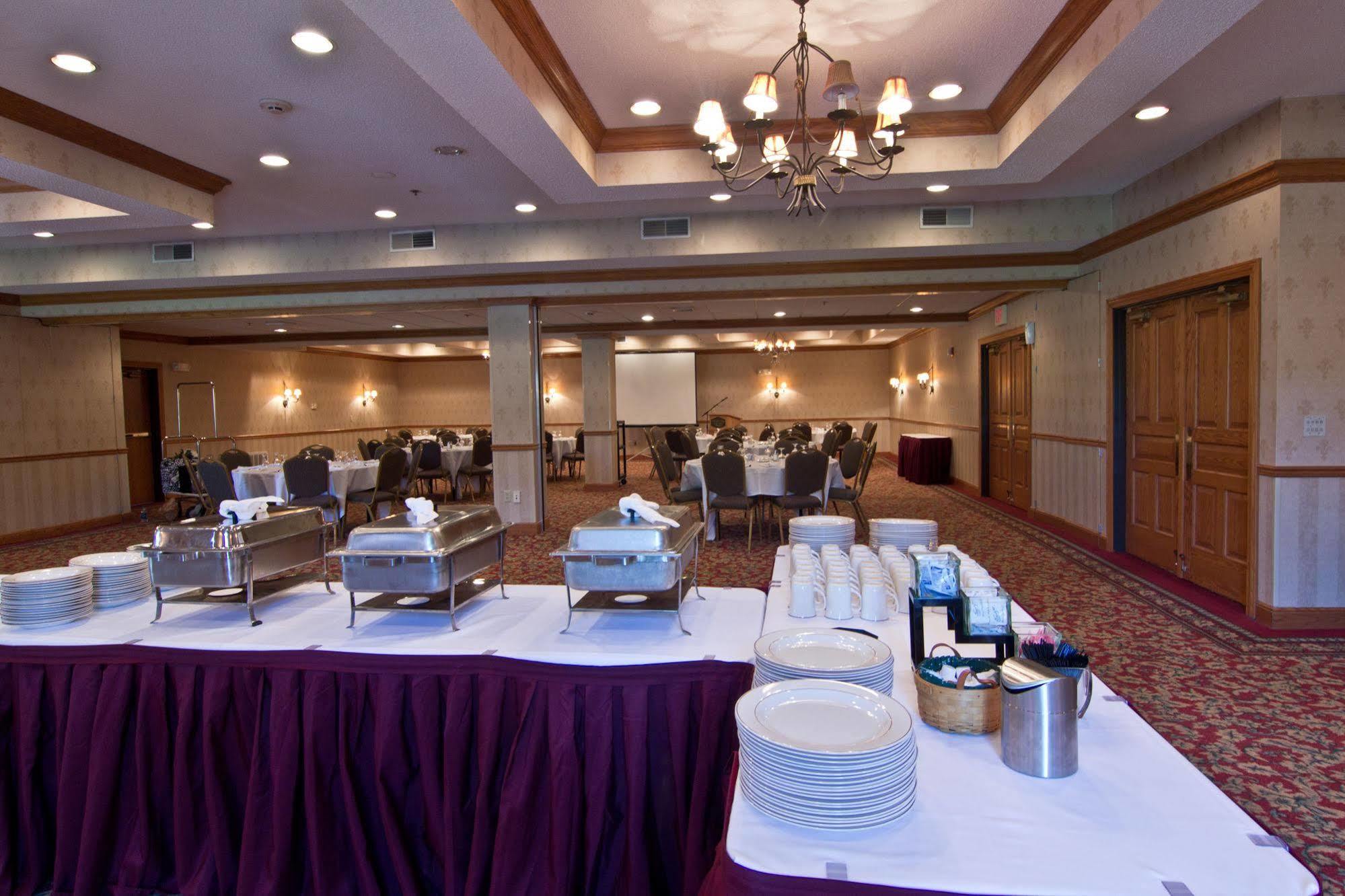 Hotel Village & Coshocton