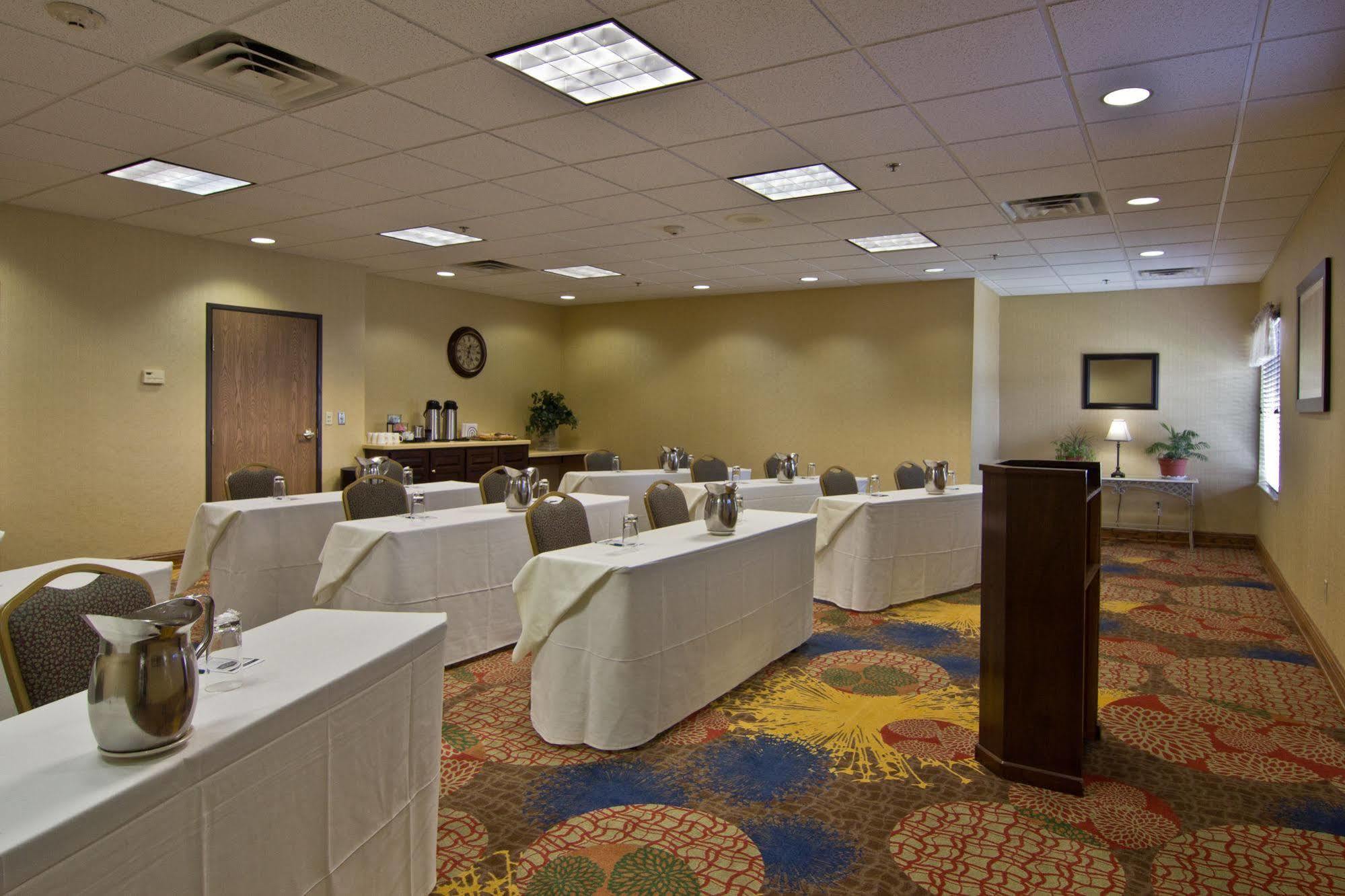 Village Inn&suites Hotel